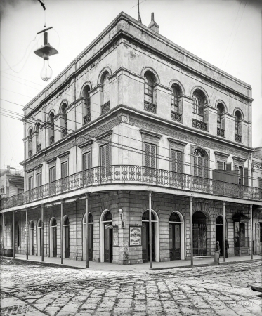 Photo showing: Haunted Saloon -- New Orleans circa 1906. Haunted House (Warrington House), Royal and Hospital Streets.