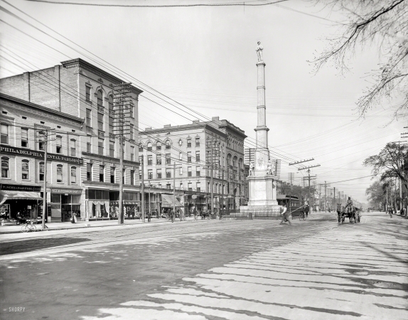 Photo showing: Augusta Street View -- Augusta, Georgia, circa 1903. Albion Hotel and Confederate Monument.