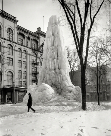 Photo showing: Frozen -- Detroit circa 1906. Ice fountain on Washington Boulevard.