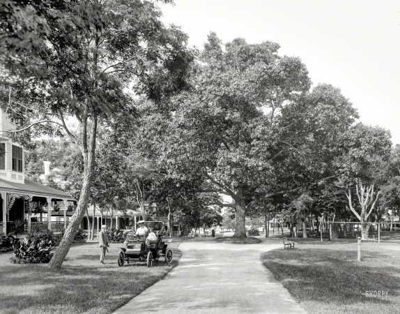 Photo showing: Out for a Spin. -- Circa 1904. Patchogue Avenue, Manhanset Manor, Shelter Island, N.Y.