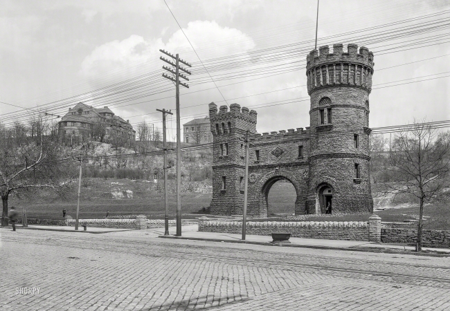 Photo showing: Elsinore Tower -- 1904. Valve house for the  Cincinnati Water Works -- Entrance, Eden Park. 