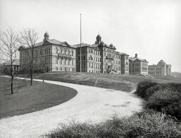 Photo showing: The Halls of Academe -- Cincinnati circa 1904. University of Cincinnati. McMicken Hall, Hanna Hall and Cunningham Hall.