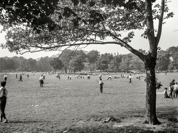 Photo showing: Field of Tweens -- Manhattan circa 1906. Boys' playground, Central Park, New York.
