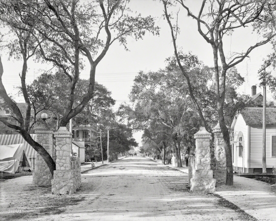 Photo showing: Avenue C -- 1904. Miami, Fla. -- Avenue C. Later known as First Avenue.