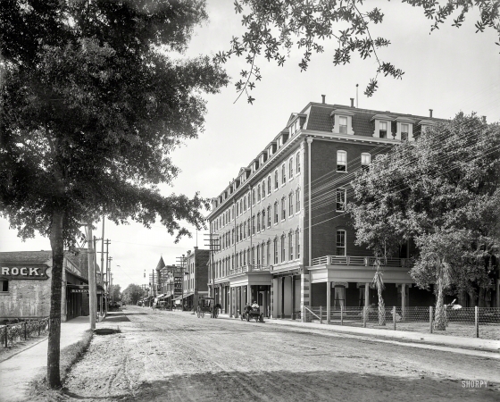Photo showing: Old Orlando -- Orlando, Florida, circa 1904. Hotel San Juan and Orange Avenue.