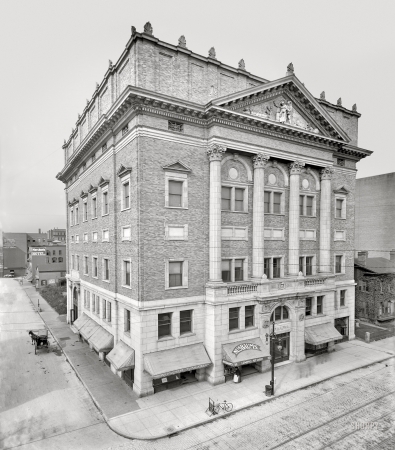 Photo showing: Nusbaums Lining Store -- Rochester, New York, circa 1906. Masonic Temple, North Clinton Avenue and Mortimer Street.