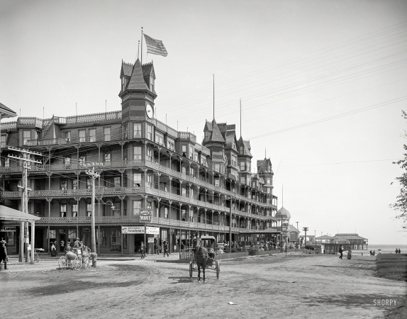 Photo showing: Gingerbread Hotel -- 1904. Hotel Velvet, Old Orchard, Maine. The seaside resort and its ocean pier.