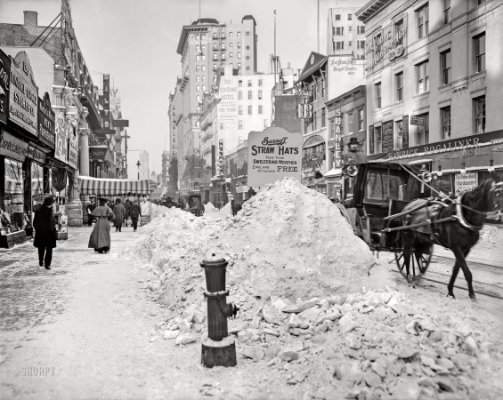 Photo showing: Broadway Blizzard -- New York, 1905. Piles of snow on Broadway after storm.
