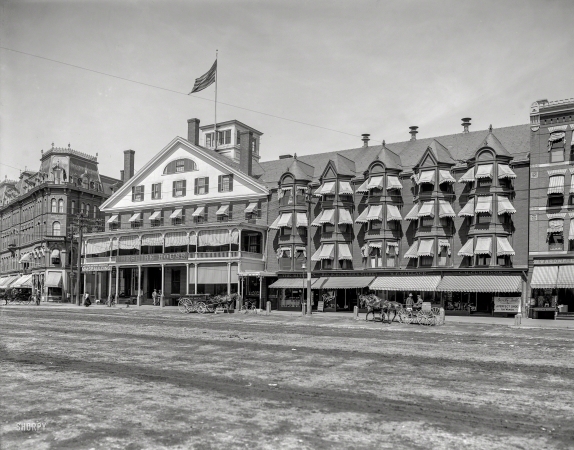 Photo showing: New Hampshire Hotel -- Keene, New Hampshire, circa 1905. Cheshire House.