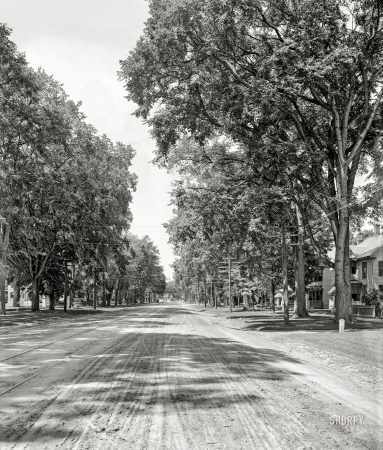 Photo showing: Keene Streets -- Keene, New Hampshire, circa 1905. Main Street, looking north.