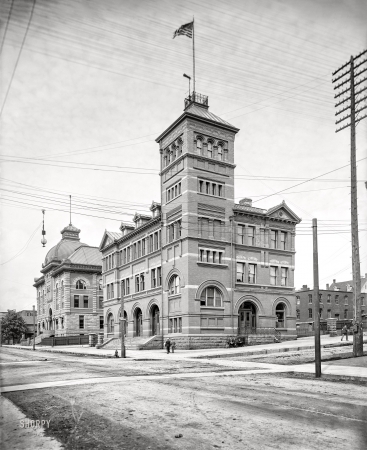 Photo showing: Municipal Marquette -- Marquette, Michigan, circa 1906. Post office and City Hall.