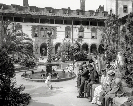 Photo showing: Spitting Image -- St. Augustine, Florida, circa 1905. In the court of the Hotel Ponce de Leon.