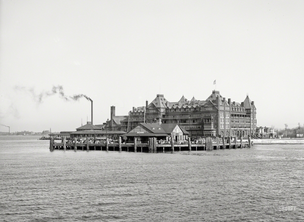 Photo showing: Hotel Chamberlin -- 1905. Hotel Chamberlin and government dock, Old Point Comfort, Virginia.