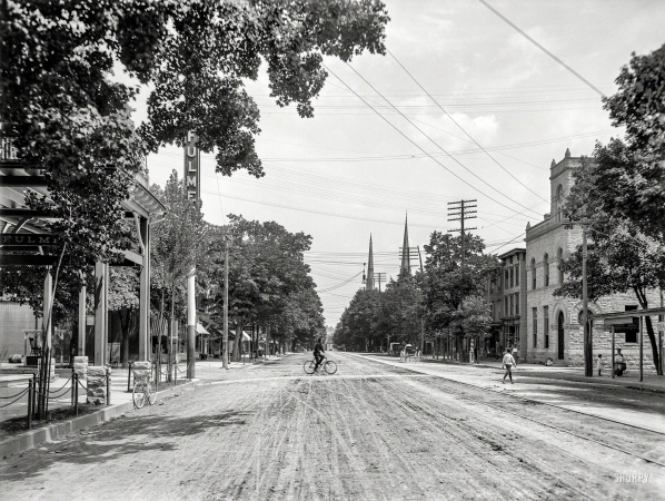 Photo showing: Main Street (2) -- Circa 1905. Main Street -- Stroudsburg, Pennsylvania.