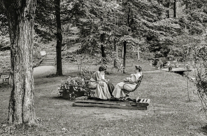 Photo showing: The Conversation -- Circa 1905. On the grounds of Kittatinny House, Delaware Water Gap, Penn­syl­vania.