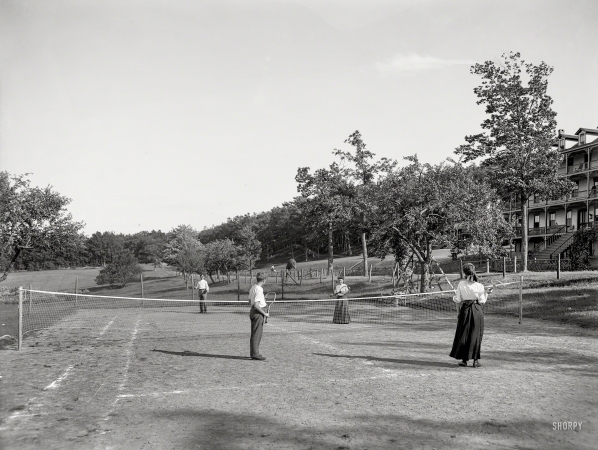 Photo showing: Hello, Volley -- Mount Pocono, Pennsylvania, circa 1905. Lawn tennis courts, Pocono Mountain House.