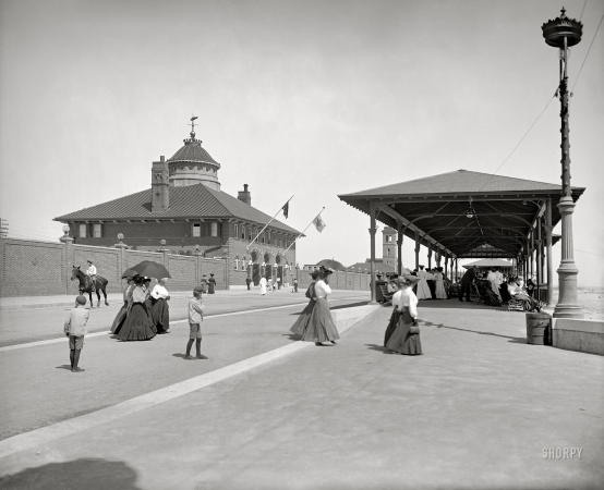 Photo showing: Sun-n-Fun -- Circa 1905. State bath house and pavilion, Revere Beach, Massachusetts.