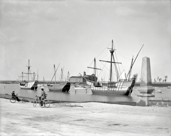 Photo showing: Columbian Caravels -- Circa 1905. Caravels and La Rabida (Sanitarium for Children), Jackson Park, Chicago. Replicas
of the Nina, Pinta and Santa Maria that participated in the World's Columbian Exposition.