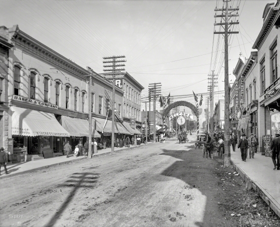 Photo showing: WELCOME -- Circa 1905. Petoskey, Michigan -- Lake Street.