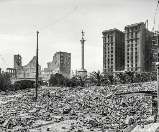 Photo showing: Tumblr -- Union Square with Naval Monument and St. Francis Hotel,
San Francisco. Aftermath of the April 18, 1906, earthquake and fire.