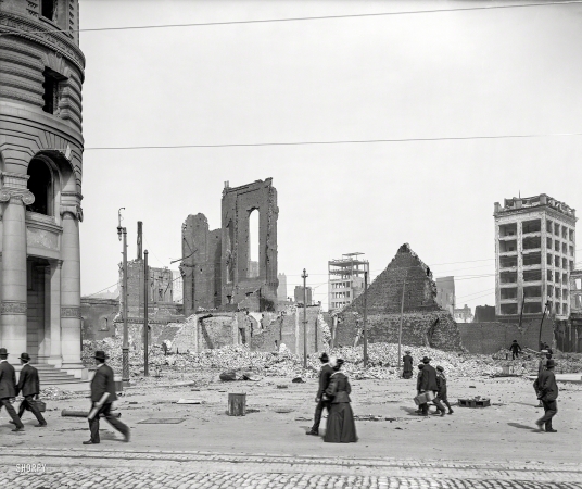 Photo showing: The Naked City -- Post and Montgomery streets, corner of Market.
San Francisco after the earthquake and fire of April 1906.