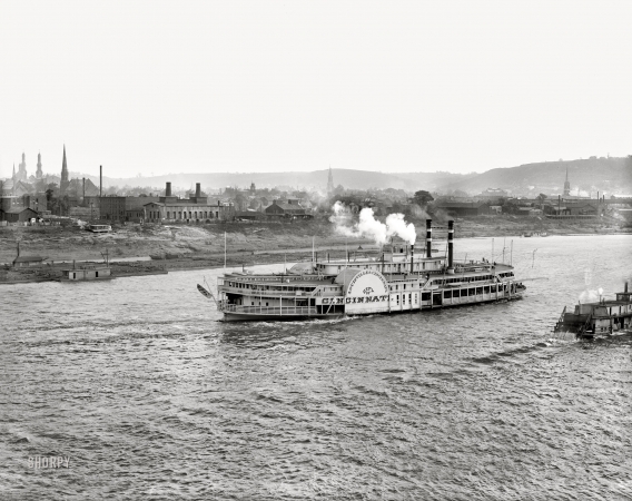 Photo showing: City of Cincinnati -- The Ohio River circa 1906. The sidewheeler City of Cincinnati.