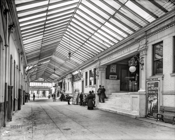 Photo showing: The Ham Tree -- New Orleans, 1906. Arcade of Crescent and Tulane Theatres.