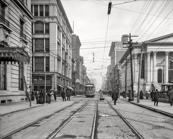 Photo showing: Louisville: 1906 -- Louisville, Kentucky -- Fourth Avenue. At right, the First Christian Church.