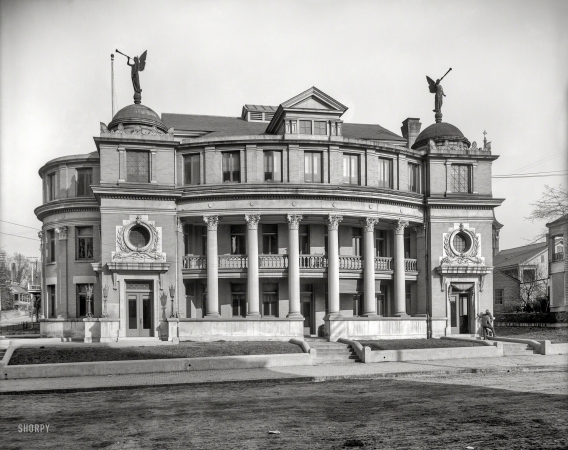 Photo showing: Municipal Angels -- 1906. City Hall -- Vicksburg, Mississippi.