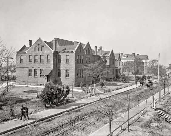Photo showing: Tuskegee I. -- Tuskegee, Alabama, circa 1906. Tuskegee Institute -- Administration building and library.