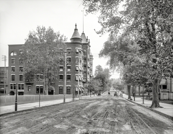 Photo showing: Newburgh Beckons -- Newburgh, New York, circa 1906. Palatine Hotel and Grant Street.