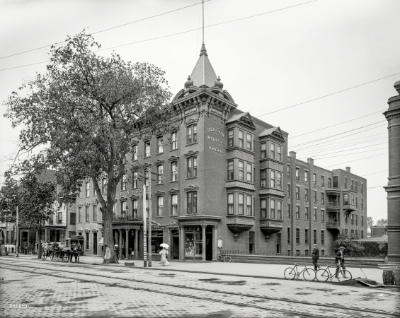Photo showing: Nelson House -- 1904. Nelson House, Poughkeepsie, N.Y. Whose resident tonsorialist is one Louis L. Herles.