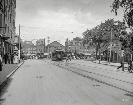 Photo showing: Class Day -- 1906. Harvard Square -- Cambridge, Massachusetts.