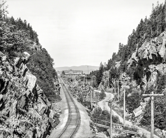 Photo showing: Back on Track -- Crawford Notch, New Hampshire, 1907. Gate of notch toward Crawford House, White Mountains.
