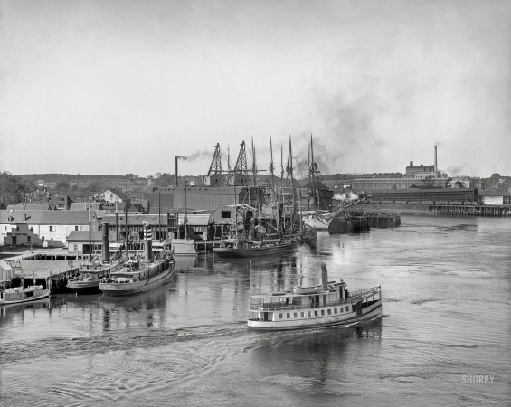 Photo showing: Portsmouth Wharves -- Circa 1907. Coal wharves at Portsmouth, New Hampshire.