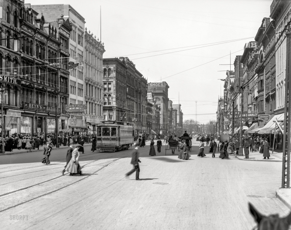 Photo showing: Up Woodward -- Detroit circa 1907. Looking up Woodward Avenue from the Campus Martius.