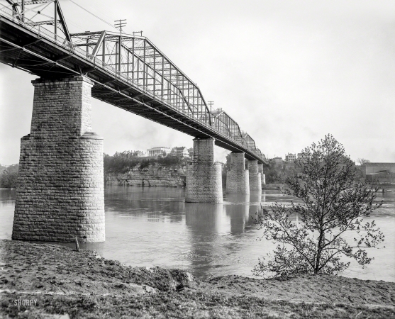Photo showing: Tenn. Span -- 1907. Walnut Street bridge, Tennessee River, Chattanooga.