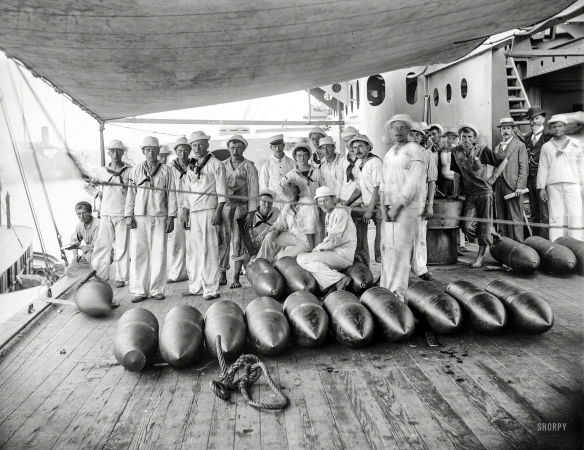 Photo showing: Dont Mess With Texas -- Circa 1900. U.S.S. Texas discharging ammunition.