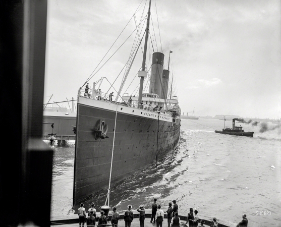 Photo showing: R.M.S. Oceanic -- New York, 1903. Docking a big liner -- R.M.S. Oceanic