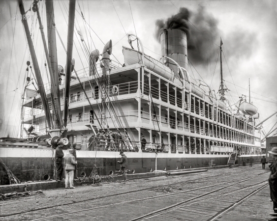 Photo showing: S.S. Dakota -- 1905. S.S. Dakota, detail amidships.