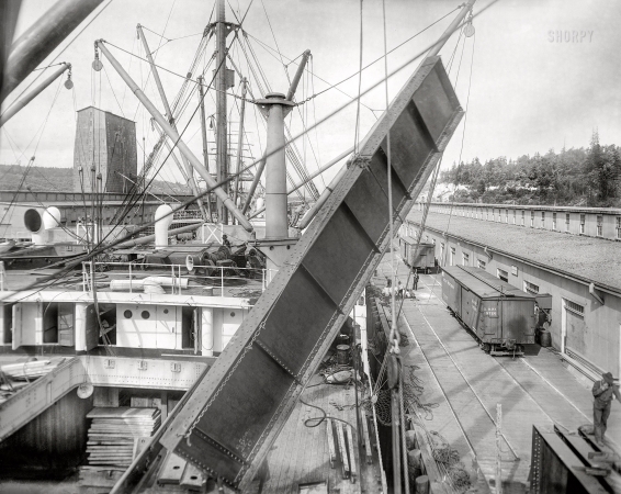 Photo showing: Steely Span -- The Great Northern docks at Seattle, 1905. S.S. Dakota, loading structural steel for the Orient.
