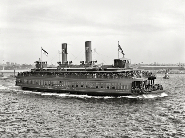 Photo showing: Municipal Ferry -- The Hudson River circa 1909. City of New York municipal ferry Brooklyn.