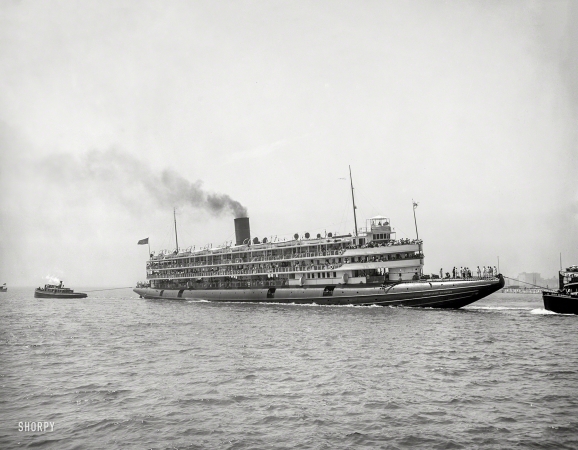 Photo showing: Columbus in Chicago -- Chicago circa 1911. Steamer Christopher Columbus.