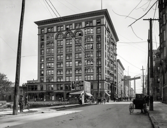 Photo showing: Read the Bee -- Toledo, Ohio, circa 1900. Spitzer Building, Madison Avenue and Huron Street.
