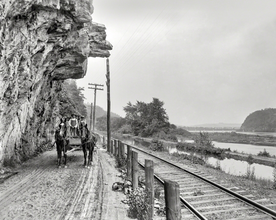 Photo showing: Errand Boys -- Columbia County, Pennsylvania, circa 1901. Hanging rock on the Susquehanna, near Danville.