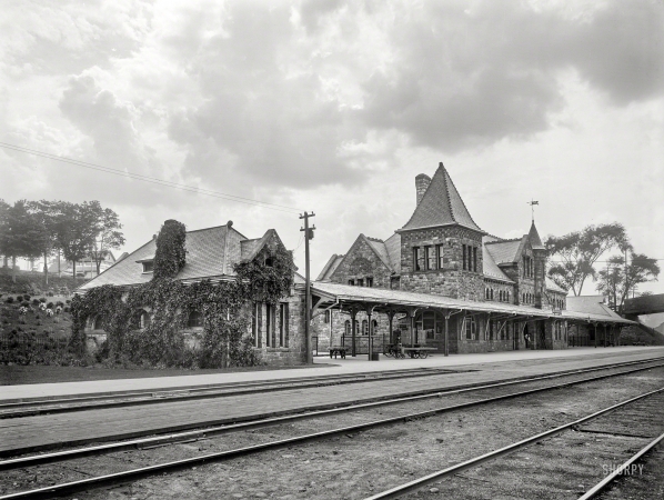 Photo showing: Stone Depot -- Circa 1901. Michigan Central R.R. station at Ann Arbor.