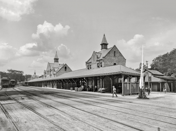 Photo showing: D&H Depot -- Circa 1910. Delaware & Hudson Depot, Saratoga, N.Y.