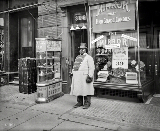Photo showing: Oral History -- Circa 1905. A living sign on Fifth Avenue, New York City.