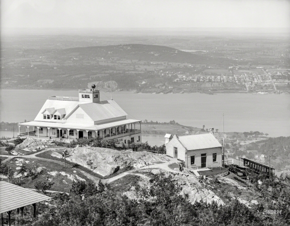 Photo showing: Beacon Beckons -- Circa 1902. Mount Beacon Casino and power house, Fishkill-on-the-Hudson, N.Y.
