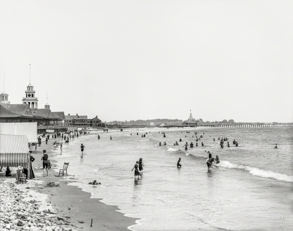 Photo showing: Narragansett -- Circa 1910. Bathing beach, Narragansett Pier, Rhode Island.